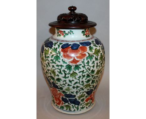 A LARGE 17TH CENTURY CHINESE TRANSITIONAL/KANGXI PERIOD FAMILLE VERTE PORCELAIN VASE, with a replacement ruyi carved hardwood