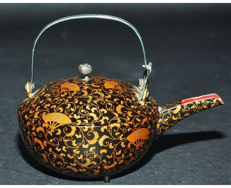 A FINE QUALITY EDO/MEIJI PERIOD JAPANESE LACQUER TEAPOT & COVER, decorated in gold lacquer with fans and dense scroll-stemmed