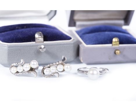 PEARL RING, set with a spherical pearl 7mm in diameter, with engraved decoration to the shoulders, marked SILVER, size M 1/2,