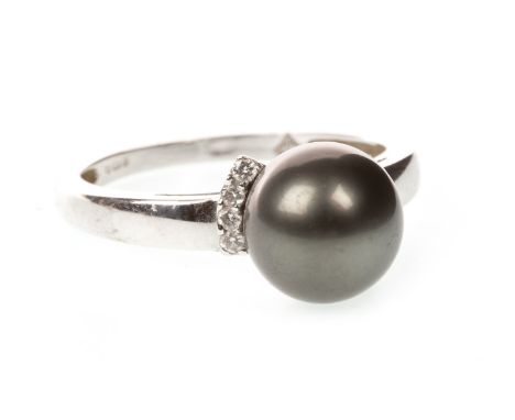 PEARL AND DIAMOND RING, the spherical pearl 8mm diameter, flanked by four round brilliant cut diamonds on either shoulder, th