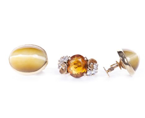 GEM SET RING AND A PAIR OF HARDSTONE EARRINGS, the ring set with a central oval faceted orange gem 11.7mm long, marked 10K, s