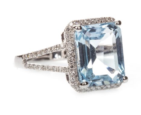 BLUE TOPAZ AND DIAMOND RING, the step cut blue topaz of approximately 5.29 carats within a diamond halo, on bifurcated diamon