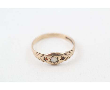9ct gold opal and garnet flush set ring (1.5g)