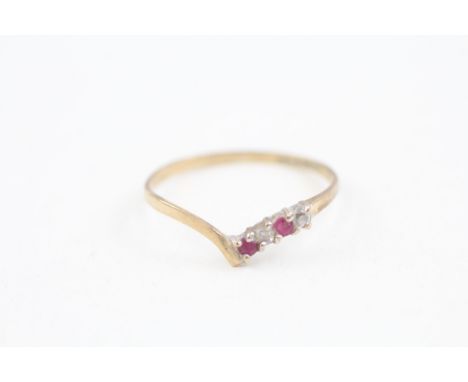 9ct gold ruby and cubic zirconia wishbone chevron dress ring (0.7g)