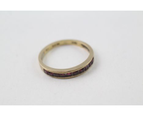 9ct gold ruby row set ring (1.3g)