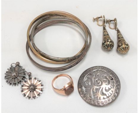 A collection of costume jewellery, including a yelllow metal stone set signet ring, a Mexican silver circular brooch, two pai