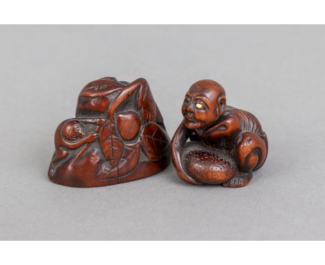 2 japanische Buchsbaum Netsuke - wohl Edo-Periode, 1x blinder Asket mit großem Stein, signiert, 1x Affe an Kürbisgeäst, H ca.