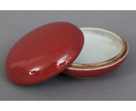 Chinesische Porzellandose - runder, flachbauchiger Korpus auf kurzem, eingezogenem Fuß, Außenwandung mit ¨sang de boeuf¨-Glas