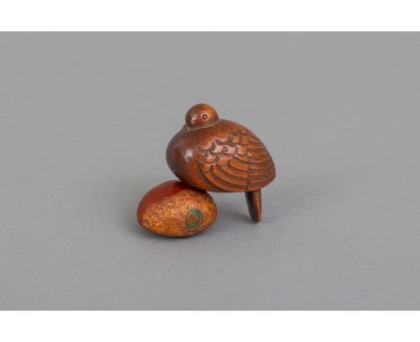 2 japanische Holz Netsuke - späte Edo und frühe Meiji-Periode, wohl Buchsbaum, 1x Ente mit eingezogenem Hals, 1x Haselnuss mi