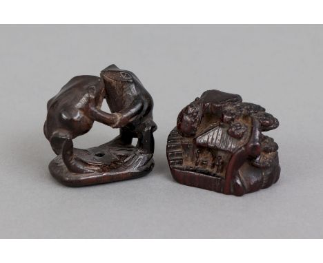 2 japanische Holz Netsuke - Meiji bzw. Edo-Periode, Ebenholz, geschnitzt, 1x zwei Frösche beim Tanz, 1x Dorf in Gebirgslandsc