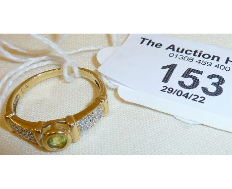 Gold ring set with Peridot and diamonds, approx. UK size O, and weight 2g