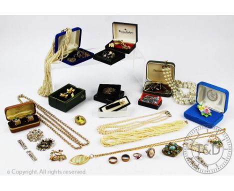 A collection of assorted jewellery, to include; cufflinks, brooches, beads, vintage and costume jewellery, all within a 'Simp