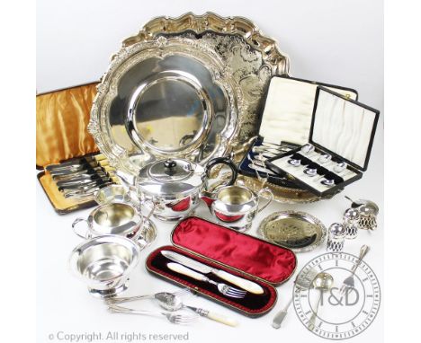 A collection of silver and silver plated wares to include; a mother of pearl and silver bladed christening knife and fork set