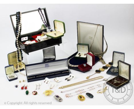 A quantity of jewellery, to include a large quantity of pairs of earrings, including gold and silver pairs and others, along 