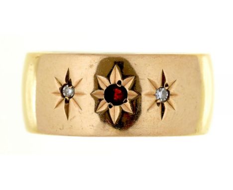 A THREE STONE GYPSY SET 9CT GOLD RING, 6G