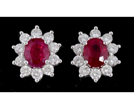 A PAIR OF RUBY AND DIAMOND CLUSTER EARRINGS IN WHITE GOLD, MARKED 750, 3.9G