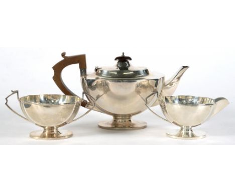 A GEORGE V SILVER TEA SERVICE, TEAPOT 14CM H, BIRMINGHAM 1920, 31OZS