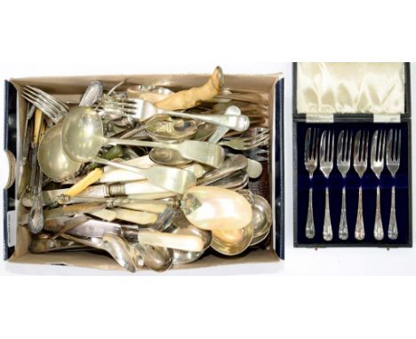 MISCELLANEOUS PLATED FLATWARE, VICTORIAN AND LATER, INCLUDING AN ORNATE SERVING SPOON WITH MOTHER OF PEARL BOWL