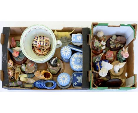 MISCELLANEOUS ORNAMENTAL CERAMICS, INCLUDING LATE VICTORIAN DAVENPORT RING HANDLED CUPS AND SAUCERS IN THE OLD DERBY WITCHES 