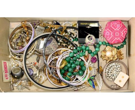 MISCELLANEOUS VINTAGE AND MODERN COSTUME JEWELLERY, INCLUDING SILVER