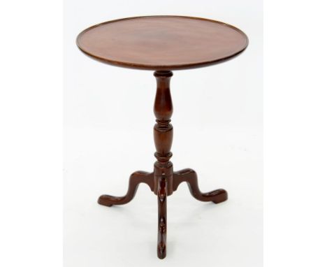 A VICTORIAN MAHOGANY TRIPOD TABLE, 61CM H