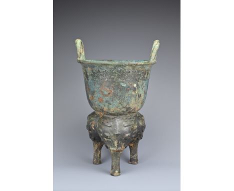 A CHINESE BRONZE RITUAL TRIPOD STEAMER, YEN, SHANG / WESTERN ZHOU DYNASTY, 12TH-11TH CENTURY BC. A large rounded body incised