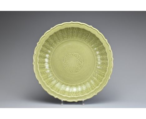 A LARGE CHINESE LONGQUAN CELADON BRACKET LOBED DISH. Heavily potted with rounded ribbed sides leading into a stepped rim. Car