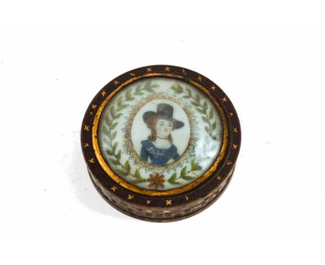 An early 18th century circular lacquered snuffbox, the lid inset with a portrait of a lady, within a garland border, 7.5cm di