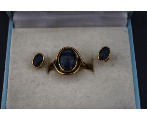 An opal doublet ring, stamped '375', finger size K1/2, 2.6 g gross; and a pair of opal doublet earstuds; cased