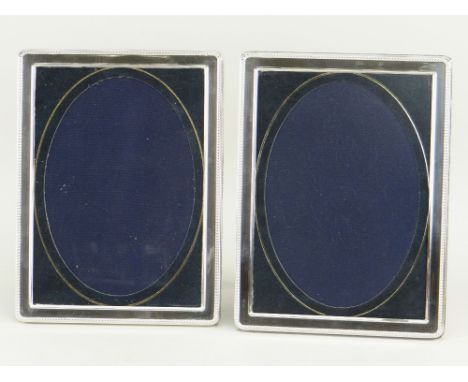 PAIR OF MODERN SILVER RECTANGULAR PORTRAIT PHOTOGRAPH FRAMES