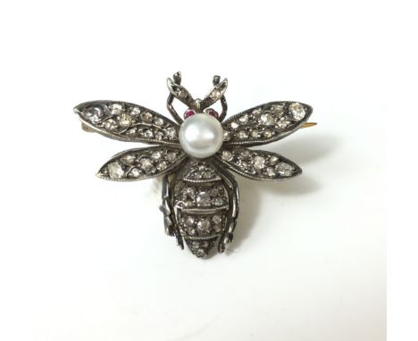 DIAMOND AND PEARL BEE BROOCH.
A yellow and white metal (tests as gilt silver) brooch set with Rose cut Diamonds, a central Pe