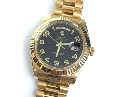 A GENTLEMANS OVERSIZED 18K GOLD ROLEX OYSTER PERPETUAL DAYDATE AUTOMATIC WRIST WATCH 
 •Black and grey waved dial with gold A