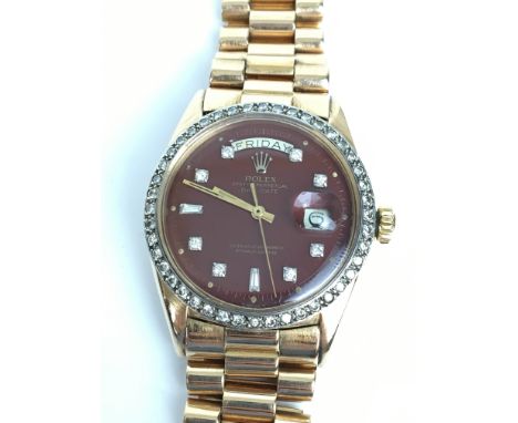 A GENTLEMANS 18K GOLD & DIAMOND ROLEX OYSTER PERPETUAL DAYDATE AUTOMATIC WRIST WATCH 
 •Cordovan brown toned dial with diamon