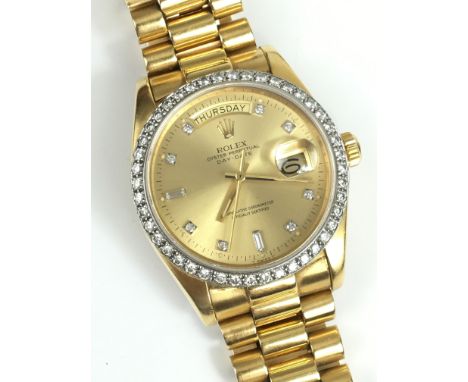 A GENTLEMANS 18K GOLD & DIAMOND ROLEX OYSTER PERPETUAL DAYDATE AUTOMATIC WRIST WATCH 
 •Gold coloured dial with diamond set n
