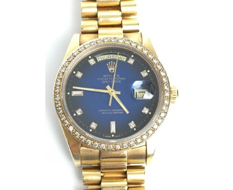 A GENTLEMANS 18K GOLD & DIAMOND ROLEX OYSTER PERPETUAL DAYDATE AUTOMATIC WRIST WATCH 
 •Blue toned dial with gold & diamond s