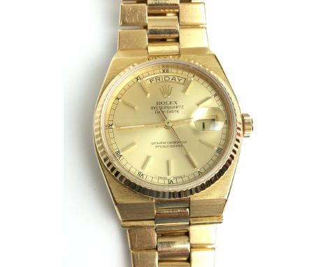 A GENTLEMANS 18K GOLD ROLEX DAYDATE OYSTER QUARTZ WRIST WATCH 
 •Gold coloured dial with gold numerical batons with Roman num