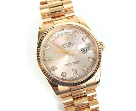 A GENTLEMANS 18K ROSE GOLD & DIAMOND ROLEX OYSTER PERPETUAL DAYDATE AUTOMATIC WRIST WATCH:
•	Rose coloured dial with gold & d