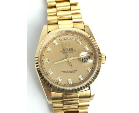 A GENTLEMANS 18K GOLD ROLEX OYSTER PERPETUAL DAYDATE AUTOMATIC WRIST WATCH 
 •Gold coloured dial with gold and diamond numeri