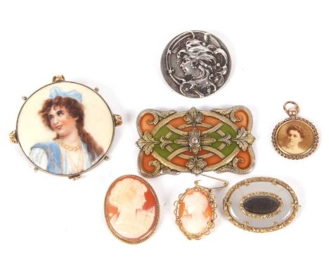 A mixed lot of brooches: to include a round ceramic portrait brooch of a young woman in blue wearing pearls, in unmarked yell