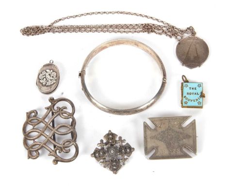 A quantity of silver and white metal jewellery to include an Art Deco locket, a hinged silver bangle, an oval locket, an unma