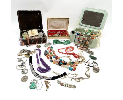 Qty of hardstone beads, beadwork bangle in an antique Chinese box (a/f) t/w 2 vintage boxes containing costume rings, malachi