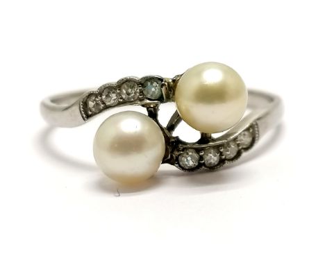 Unmarked (touch tests as 18ct) white gold crossover pearl ring with diamond set shoulders - size U &amp; 2.4g total weight