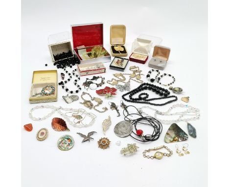 Qty of jewellery inc antique seal fob pendant, golly badge, seagull brooch etc Notice from the the-saleroom.com: These items 