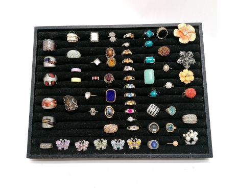 Quantity of costume rings in a jewellers ring tray