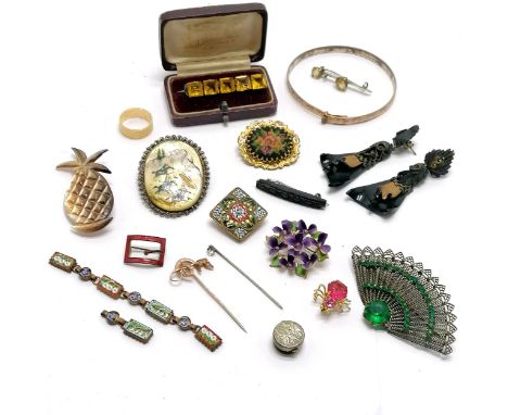 Qty of antique jewellery inc boxed stone set bar brooch, hand carved mother of pearl pineapple brooch (6cm), bug brooch, bang