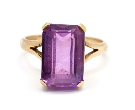 9ct hallmarked gold stone set ring - size M½ &amp; 3.9g total weight ~ tiny scratch to top of stone
