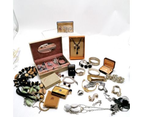 Qty of costume jewellery (some boxed) inc silver coin pendant on chain, sweetie bracelet, powder compact, squirrel brooch etc