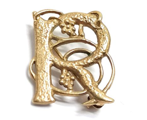 Ortak (Malcolm Gray) 9ct hallmarked gold William Morris 'R' inital letter brooch - 17mm high &amp; 1.7g