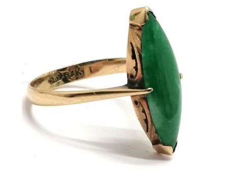 14ct marked gold hardstone stone jade set ring in original Wah Kin (Kowloon, Hong Kong) retail box - ring size O &amp; 2.7g t