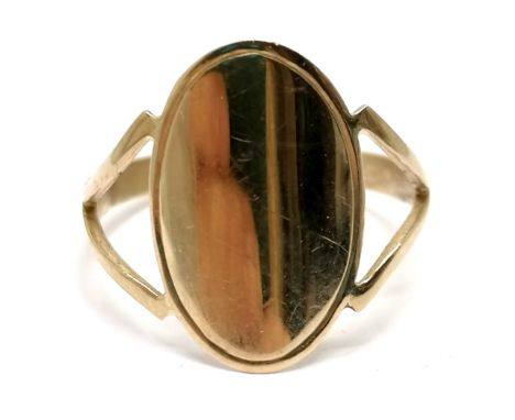 9ct hallmarked (marks rubbed) gold signet ring - size T &amp; 2g